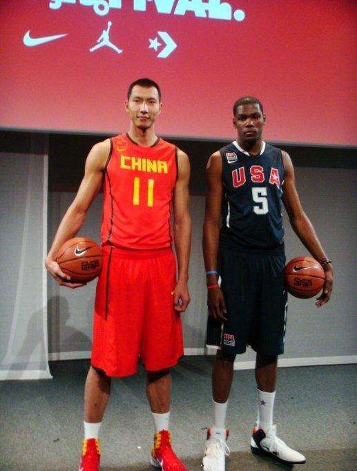 这是十年前的一张老照片,易建联与杜兰特分别代表中国男篮与美国男篮