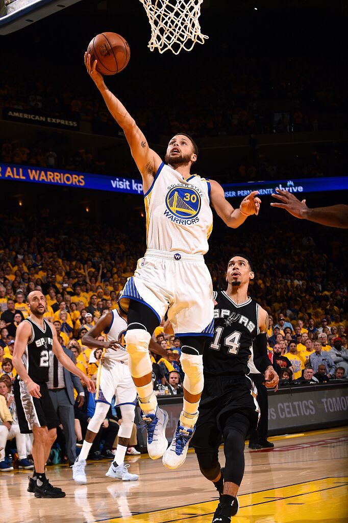 这是2017年西部决赛第一场勇士逆转马刺.