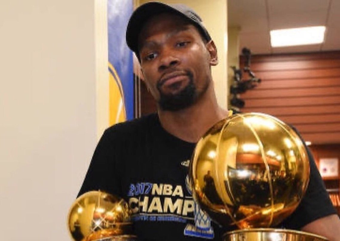 近日某知名草根评论员徐静雨表示:"伦纳德如果再拿一个mvp,他的历史