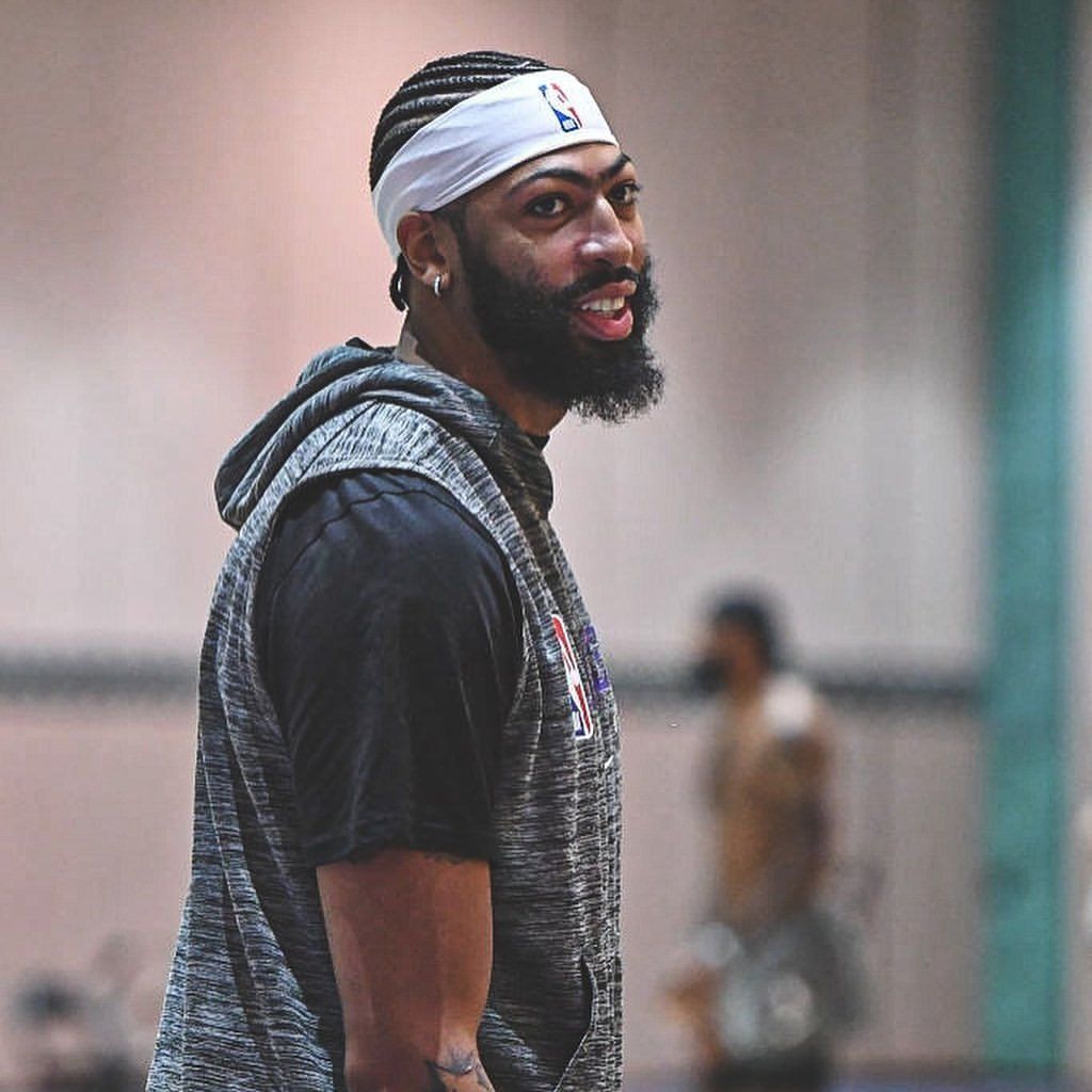 安东尼戴维斯最新发型带头带辫子头或者隆多新发型