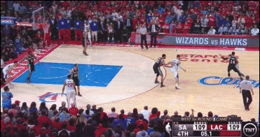 在2014-2015赛季季后赛首轮g7最后时刻,保罗拖着一条受伤的腿,抛投