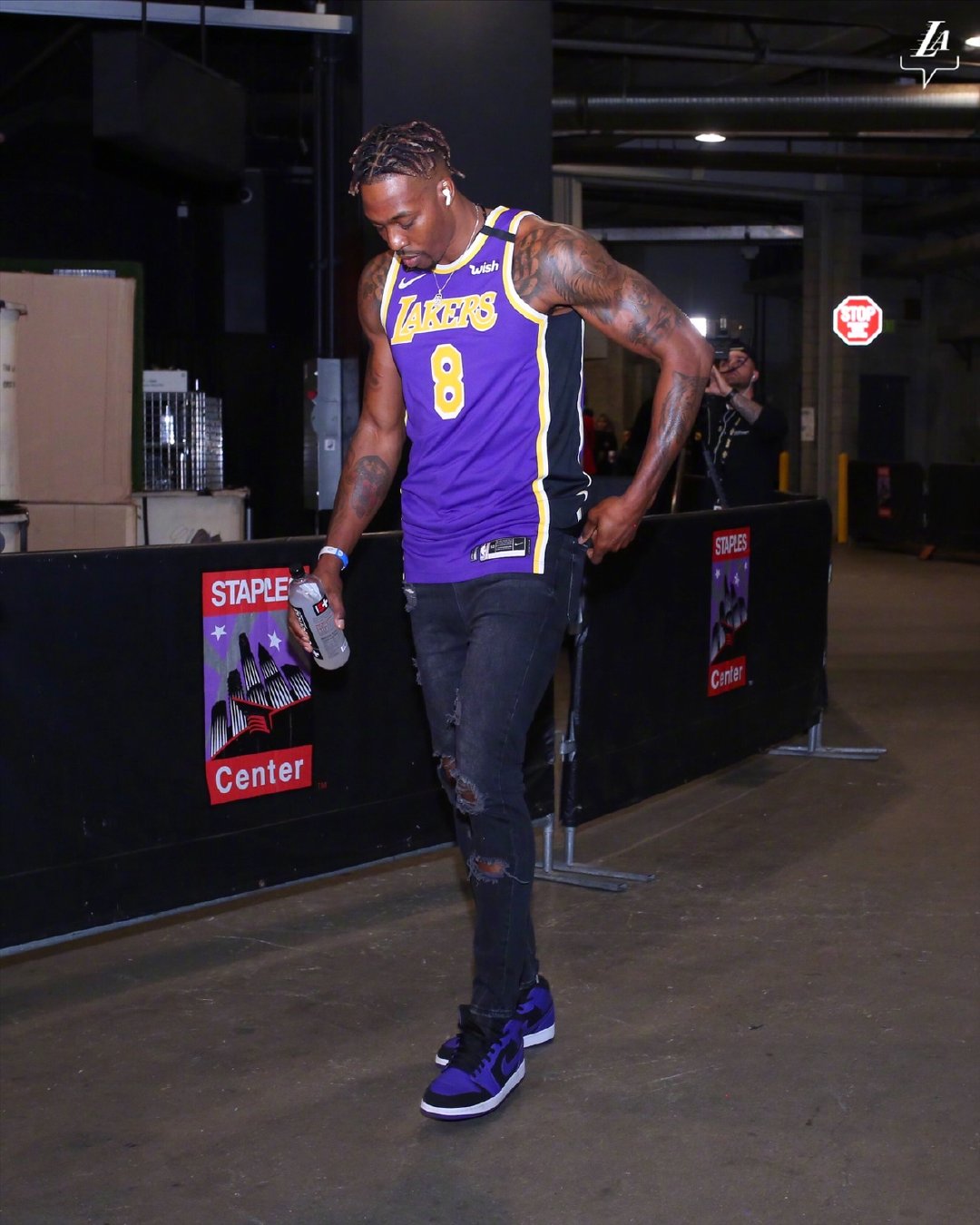 霍华德身穿科比8号球衣入场此前霍华德曾计划邀请科比参加扣篮大赛,但