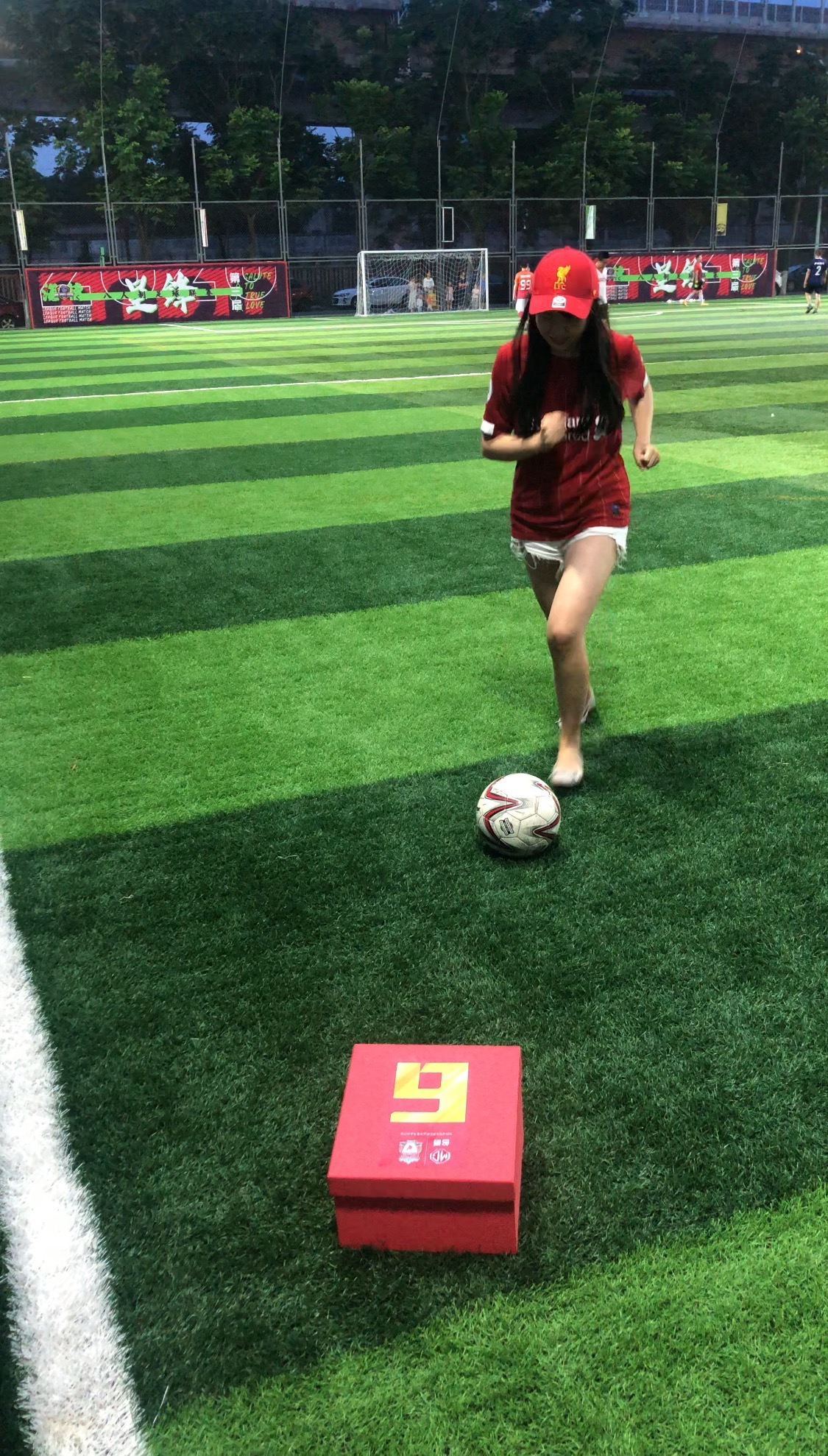 利物浦女球迷在线踢球,谁来教我射门?