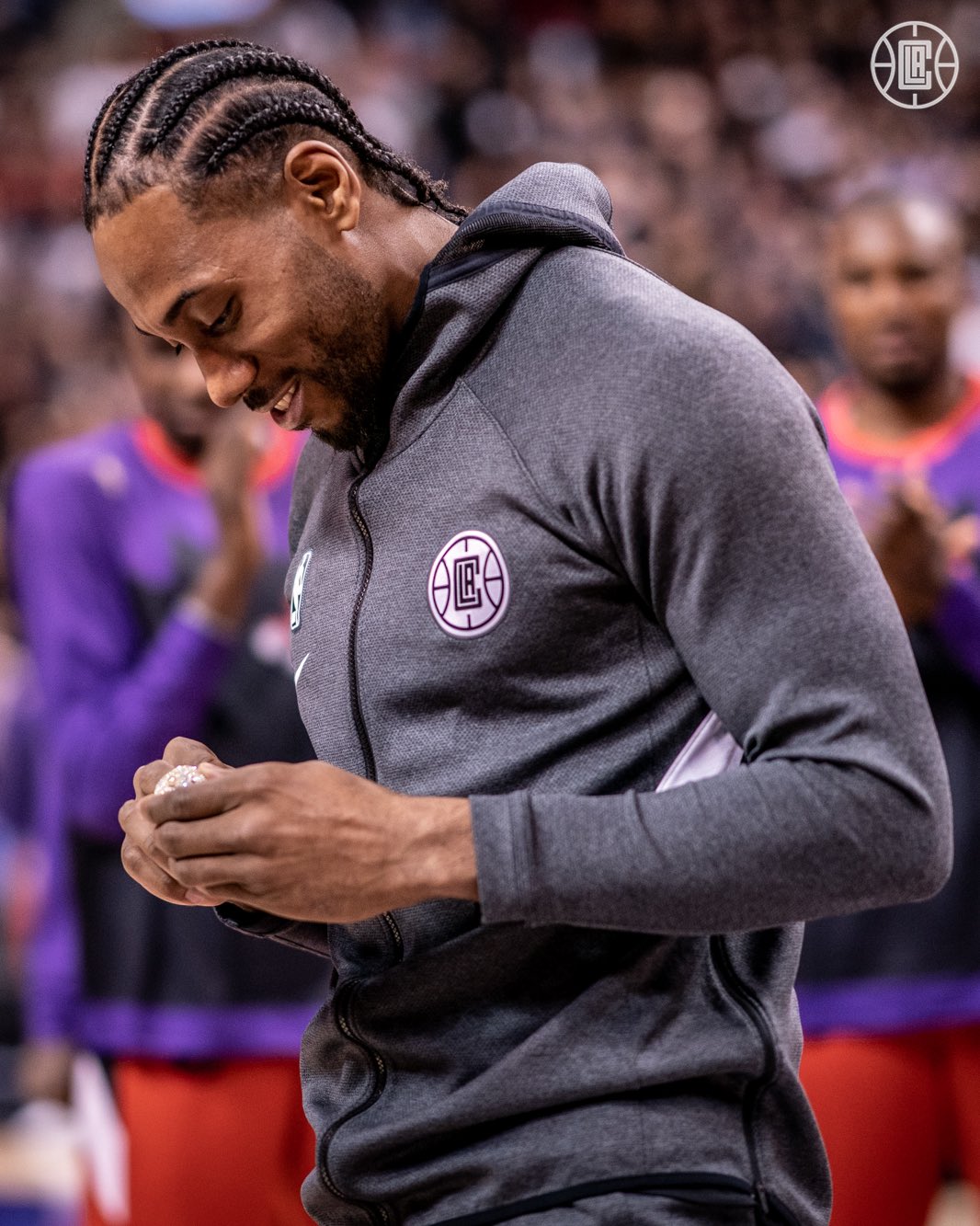 近日,美联社最佳男运动员评选中,快船球星莱昂纳德力压nfl两位明星