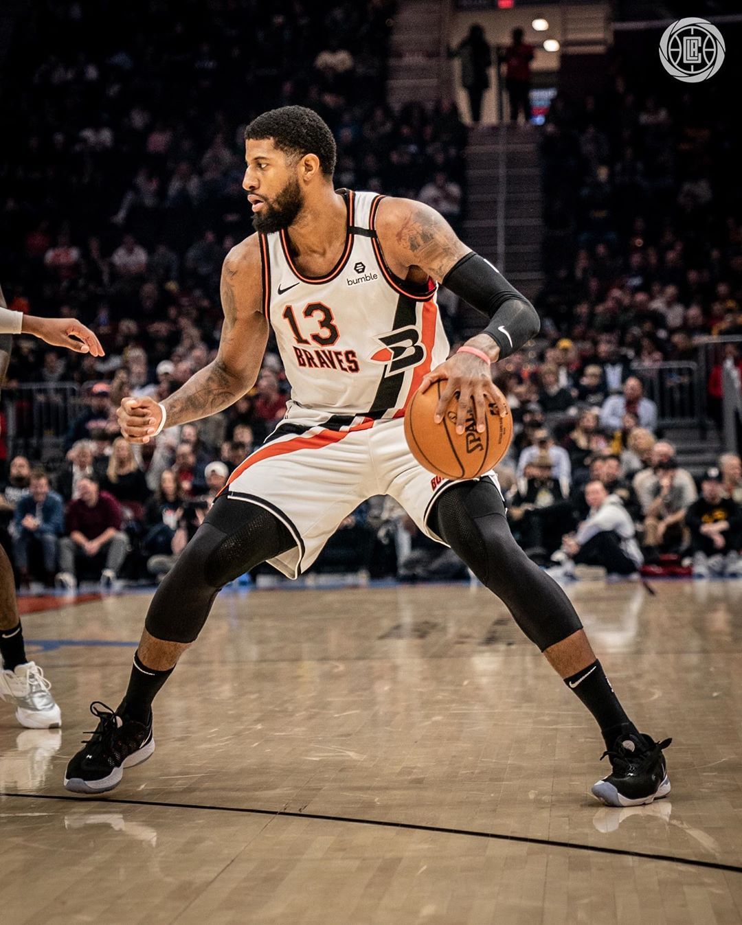 再上一场对阵76人的比赛中,媒体给出了乔治对阵东西部球队的投篮命中