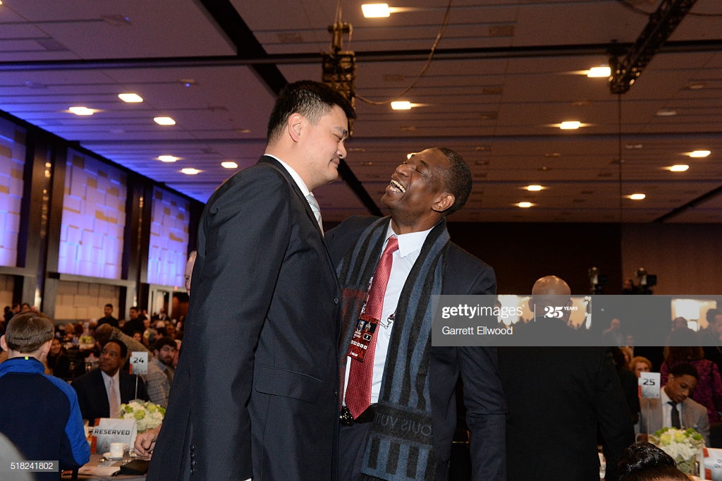 今日,美媒在推特发起一项投票:如果姚明和穆托姆博在当今nba打球,谁