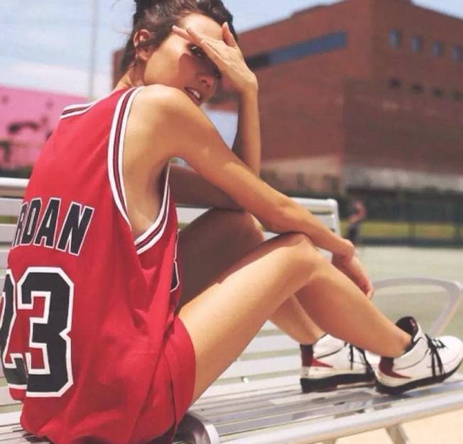 我就是 昨晚刚刚存的 美女球衣照了!