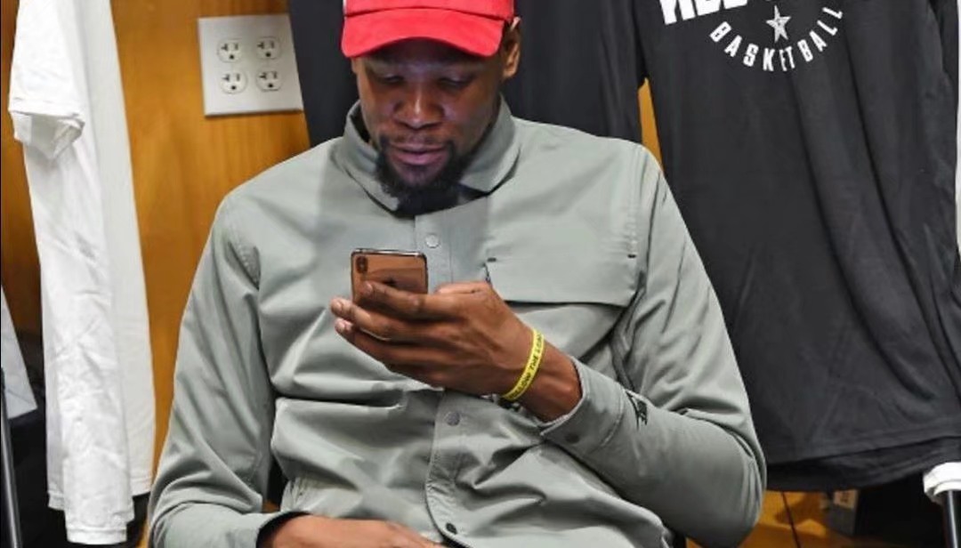 有球迷在ins上问到杜兰特什么时候结婚,他回复道:"neveruary 33rd.