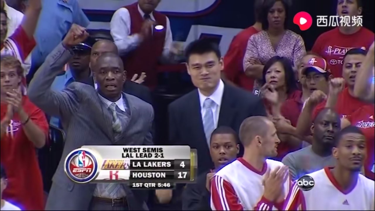 和湖人大战七场那个赛季,阵中有姚明,麦迪,穆大叔,巴蒂尔,阿泰斯特,斯